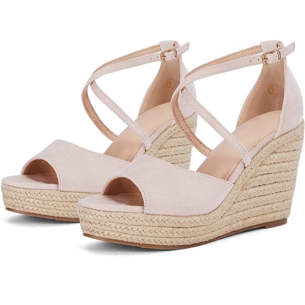 Brand new, with tags. Never worn, size 6 Vetaste women’s espadrilles.